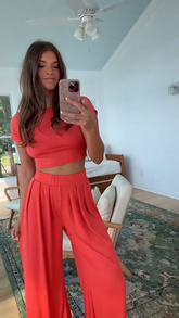 Elegancki zestaw: krótki top z krótkim rękawem i zwiewne spodnie z wysokim stanem