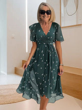 Swobodna sukienka z prostym nadrukiem i dekoltem