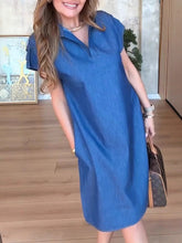 💙Damska sukienka jeansowa z dekoltem w serek i krótkim rękawem na co dzień🩵