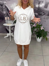 Sukienka z kapturem i nadrukiem liter