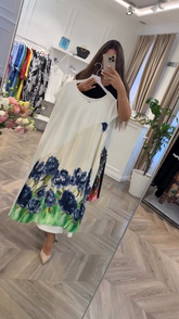 Sukienka z 2025 roku z nadrukiem w bloki kolorów i gradientem, prosta i uniwersalna.