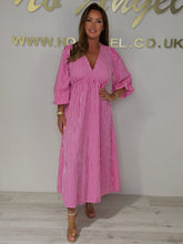 Luźna sukienka w paski z dekoltem w serek: wygodę i styl w jednym – idealna na jesień i wiosnę!