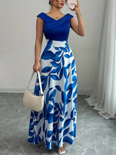 Sukienka z dekoltem w serek i nadrukiem w kształcie litery A na co dzień