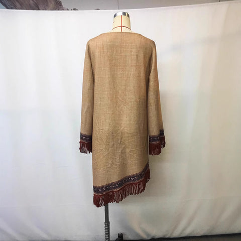 Sukienka w stylu boho z dekoltem w serek i koronką z frędzlami